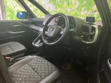 運転席まわりは前方を見渡しやすく、シートに腰掛けた際も落ち着いて過ごせる空間です。手の届きやすい配置で、日常の移動から長時間のドライブまで快適にお使いいただけます。