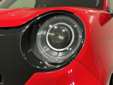 LEDヘッドライトは、点灯の瞬間から最大光量を発揮し、突然暗くなるトンネルなどでの安定感を高めます。