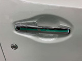 【リクエストスイッチ】スマートキーをポケットやカバンに入れた状態でドアの施錠、開錠ができます。