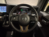 ハンドルにHondaセンシング系のクルーズコントロールやレーンキープアシストなどのスイッチと、オーディオの操作スイッチが装備されています。ハンドルから手を離さず安全に操作できます。