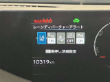 【レーンディパーチャーアラート】道路上の白線(黄線)をカメラで認識、ドライバーがウインカー操作を行わずに車線を逸脱する可能性がある場合、ブザーとディスプレイで注意喚起。