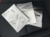 メンテナンスノート、取扱説明書ですね。 車の情報が凝縮されています。 車の整備記録が記載されている大事な物ですよ。