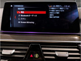 【ⅰドライブナビゲーション】文字情報も鮮明に表示する高解像度カラーディスプレイを採用。視認性に優れた地図デザインと特徴的な建造物を目印にした描写表示で現在位置を把握できます。地図データの更新も可能です