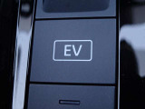 【EVモード】あらかじめリチウムイオンバッテリーを充電するモードです。 EVモードスイッチをONにするとエンジンの始動を極力抑えて走行します!