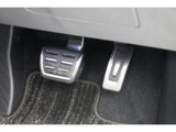 【アルミ調ペダルクラスター】(アクセル/ブレーキ)足元にスポーティで上質な印象を与え、運転時の気分を高めます。