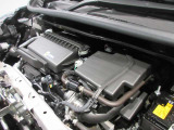 専用スタッフがエンジンルームの汚れをきれいにクリ-ニングしています。