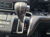 手に馴染むシフトノブで扱いやすく、快適な運転を支えます。