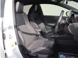 お車選びをお楽しみ頂けるよう、在庫車の展示スペースを十分に確保しております。
