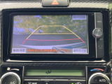 後方の映像にガイド線が表示され、駐車時に車両周辺を確認する目安になります。画面上には視点切替の表示もあり、周囲を直接確認しながら慎重な後退をサポートします。