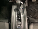 CVT車のセレクトレバーです。低速から高速まで、変速ショックのないスムーズな走りと、エンジン効率のよい領域を維持して燃費にも貢献します。サイドブレーキはスイッチ操作の電子制御パーキングブレーキです。