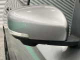 【サイドターンランプ】歩行者やバイク、対向車からも右左折の確認がしやすいサイドターンランプ付きドアミラーです。