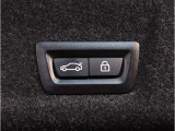 【電動テールゲート】オートマアチックトランクリッドオペレーションが装備されています。両手が塞がっている時でも、スマートキーを身につけていればハンズフリーで開閉可能です。