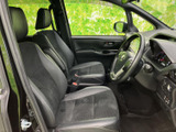 運転席と助手席は、身体を支える形状のシートと落ち着いた色合いでまとめられています。前方の視界も広く、乗り降りの際にも室内を確認しやすい配置。毎日の移動を快適に過ごせそうです。
