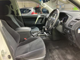 前席は見晴らしのよい着座位置で、運転席から周囲を確認しやすい印象です。ゆったりとしたシートとすっきりした足元が備わり、乗り降りのしやすさにも配慮された室内空間です。