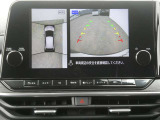 全周囲カメラで、クルマを上空から見下ろしているかのような映像を映し出します。周囲の状況がひと目でわかります!