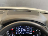 【アクティブ・ドライビング・ディスプレイ】フロントガラスにルートや車速などの情報を表示し、ドライバーの視線移動と、焦点調整の 時間をさらに短縮する事で、わき見のリスクを低減し ます。