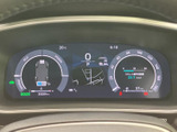 速度や走行に関する情報をまとめて表示し、運転席から確認しやすいメーターまわりです。必要な情報をひと目で把握しやすく、日々の運転時に役立つ表示を備えています。
