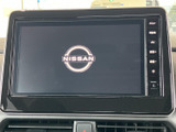 大きく見やすい画面を備え、ナビやオーディオの情報を確認しやすいレイアウトです。周囲のボタンから各メニューへ切り替えられ、必要な機能を選びやすいのも魅力。毎日の移動をサポートする装備がまとまっています。