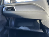 【グローブボックス】大容量のグローブボックスです!!車検証ケース他、日頃使う小物類の収納スペースもたくさんあります!