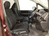 女性でも運転がしやすいように、シートの高さ調整機能(シートリフター)がついています。運転席と助手席の間が空いている為、助手席側への移動がスムーズです。交通量の多い道でも助手席側から乗り降りができます。