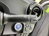 レバー上の表示が見やすく、運転席から操作内容を確認しやすい配置です。手元に機能がまとまり、運転中の必要な操作を迷いにくく、日常の運転を支えます。