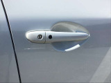 スマートキーを所持している状態でロックボタンを押すと、車両すべてのドアの解錠や施錠を行うことが出来ます。