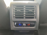 運転席・助手席・後席で個別に温度設定が可能な3ゾーンフルオートエアコン。乗る人それぞれに快適な空調を提供します。