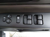 運転席の窓操作部分です。スイッチでミラーや窓の開閉が電動で行えます。