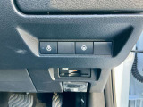 運転席右側に各種スイッチが集約されています!車線逸脱警報システム、衝突軽減ブレーキ、踏み間違い防止装置付きで安全装備も充実しています