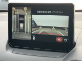 360度ビューカメラを搭載。4方の小型カメラの映像を処理し、車両真上からの映像に変換しています。