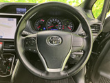 ステアリングには手元で扱えるスイッチが備わり、運転姿勢を保ったまま各種機能を利用しやすい仕様です。メーターやナビ画面も視界に入り、運転に必要な情報を確認しやすくなっています。