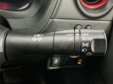 【オートライト】車のセンサーが周囲の明るさを感知し、自動でヘッドライトを点灯・消灯する機能です。この機能は夕暮れ時の交通事故が多い時間帯の安全性を高めてくれます。