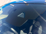 誤発進抑制機能など、毎日の安心をサポートする技術を搭載。Features like mis-start prevention support daily safety.