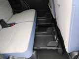 【置きラクボックス】フロアに直接置きたくない荷物の収納に便利。バスケットモードは、片手のワンアクションで組み立て可能です。