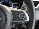 アダプティブクルーズコントロール機能付きです。走行中に先行車の様子を検知しながら、設定した車速の範囲内で先行車との距離のキープを支援します。詳細は販売店スタッフまでおたずねください。