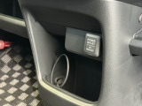 12V電源ソケットを設置しています。周辺機器の充電にご利用いただけます。