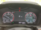 速度やエンジン回転数など、運転に必要な情報をひと目で確認しやすい配置です。中央の表示部にも走行に関する情報がまとまり、確認のしやすさに配慮されています。