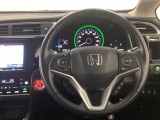 【ハンドル】運転にかかわる様々な操作を安全に行えるように視点移動が少なく操作性に配慮されたスイッチ類が凝縮されたコックピットです。
