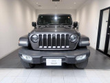 フロントのセブンスロットグリルはJEEPの伝統です。