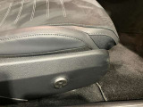 メルセデスのシートは疲れにくい構造になっています。自宅のソファーに座りながら移動しているかの様な感覚で快適で安全なドライビングをお楽しみ下さい。