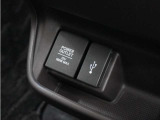 ◆USBチャージャー、12Vの電源ソケット◆使いやすい場所に装備されています。