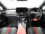 上質で落ち着いた印象のインパネ。視界も広々で運転しやすいです。