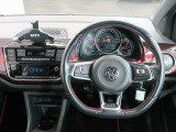 Volkswagen全車共通の上質な本革を使用した手触りのしっとりとしたステアリングです。唯一素肌が触れるハンドルは上位モデルと同じ握り心地になっております。