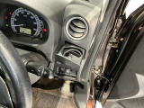 運転席側前部にドリンクホルダーあります♪運転中でも手が届きやすい位置にあって使い易いです♪