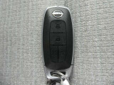 キーを取り出すことなくドアの施解錠、エンジンの始動が可能で便利な「インテリジェントキー」付です。