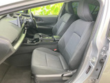 前席は座面と背もたれに厚みを持たせた形状で、運転席側からも室内を見渡しやすい印象です。足元にも空間があり、乗り降りの際にゆとりを感じられます。