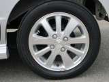 純正アルミで全体的にデザインがまとまっています。車も人も、オシャレはまずは足元からですね。