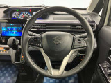 【ハンドル回り】インテリアに合わせたデザインのステアリングは、運転される方のことも考え、運転しやすい形状、大きさです。ぜひ一度、実際に触ってお確かめください。