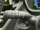 AUTO表記を含む各種マークがまとまり、ワイパー関連の設定を確認しやすいレバーです。雨天時など天候が変わる場面でも、運転席から手元で操作できる便利な装備です。