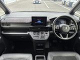 画面や操作部が中央にまとまり、運転席から確認しやすい配置です。手の届きやすい位置に各機能が集約されており、日々の移動で使いこなしやすい室内空間です。